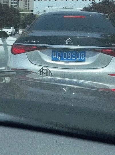 迈巴赫的后摄像头鬼鬼祟祟，偷感十足[大笑]​​​