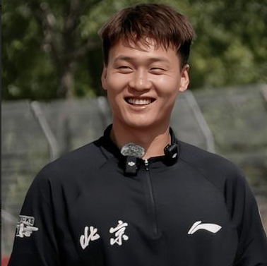 北京男篮新援已经和北京队汇合。据赵睿的社媒消息，赵睿已经和北京男篮汇合。笑得真