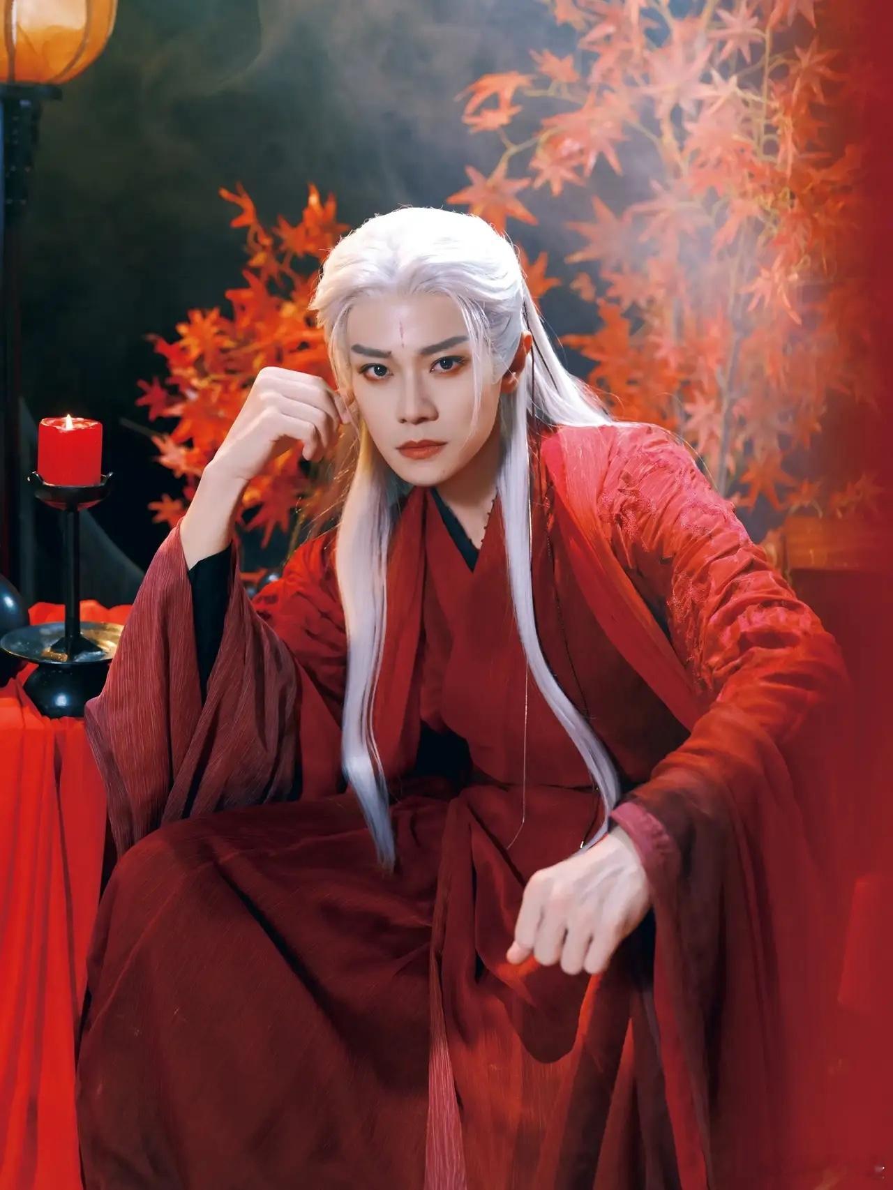 曹骏咋还没大火起来呀？难道只能靠拍汉服写真来过过演不同角色的瘾了吗？你瞧他，穿上