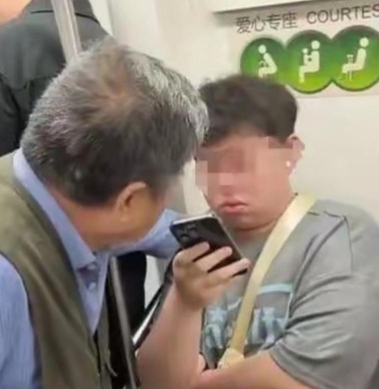 5月15日，上海，一老人让小伙给自己让座，小伙带着耳机没听到，老人直接上手拉扯小