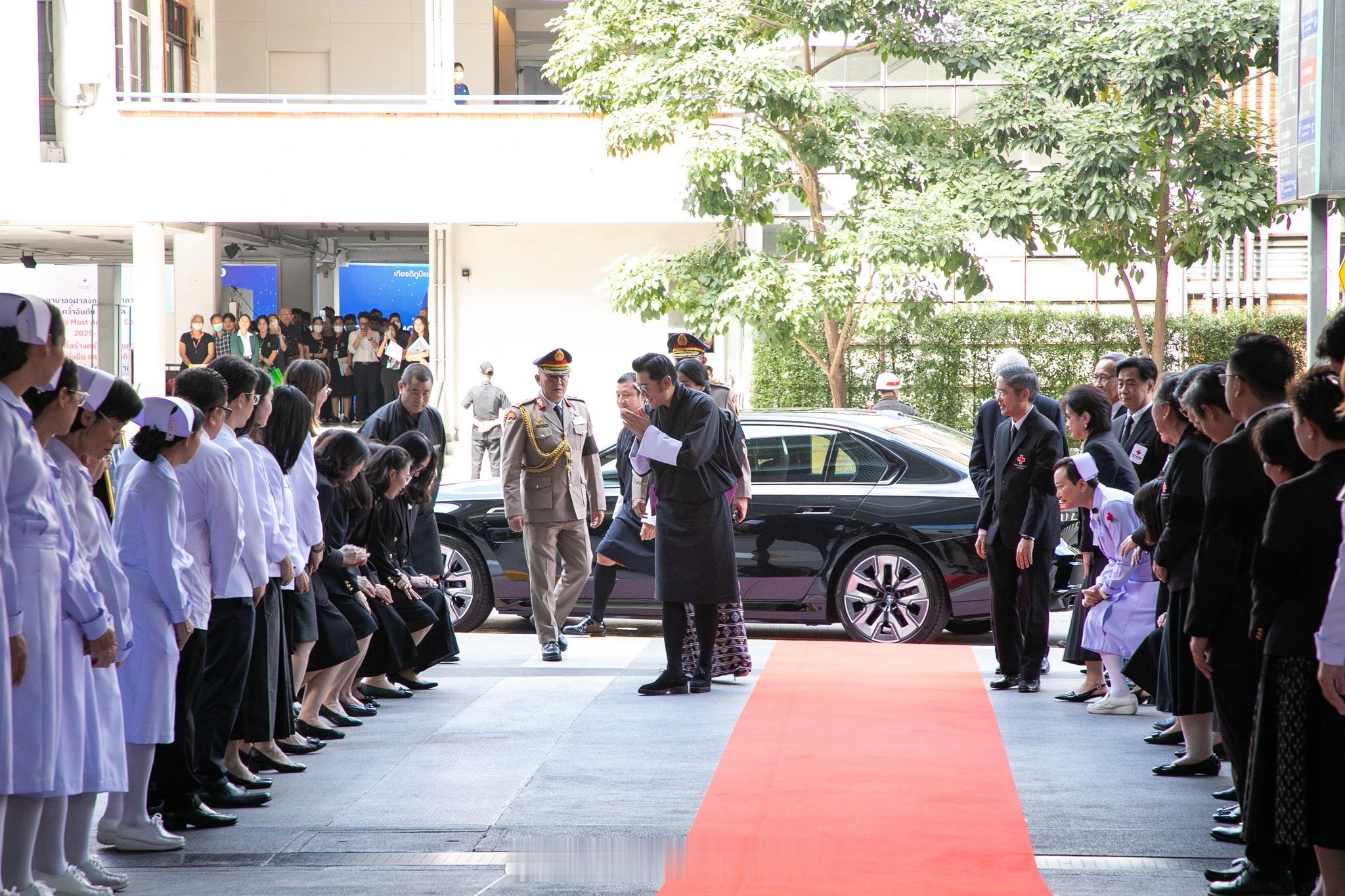 王室王室不丹王室2025年12月22日，县长菠菜参观朱拉隆功医院的癌症治疗中心