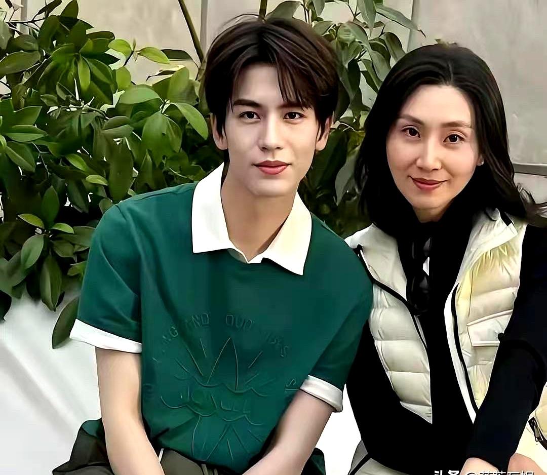 他晒母子合照，颜值认不出，真像“复制粘贴”。张凌赫和妈脸上的桃花眼、