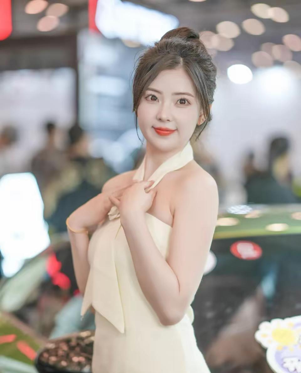 春晓:不愧是甜美型车模的头号人物，车模界四美之一。