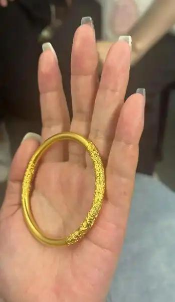 见过离谱的，没见过这么离谱的。绍兴一个游乐场里，一名女子盯上了正在玩滑梯的小孩，