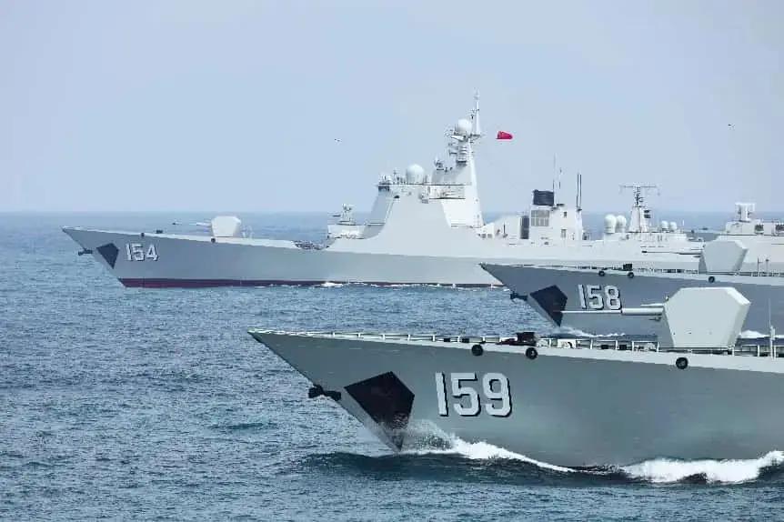 东海舰队这下厉害了，几乎同时列装3艘大型驱逐舰！央视刚刚报道了两艘055型驱