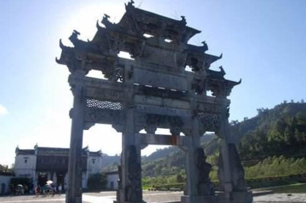 黄山南麓，藏着一方水墨仙境——西递。古村如船，静泊于青山环抱间，两条清泉穿村蜿