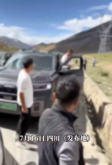 四川，一男子开车逆行插队，导致道路严重拥堵两三个小时，这其中一名被堵司机见状后便