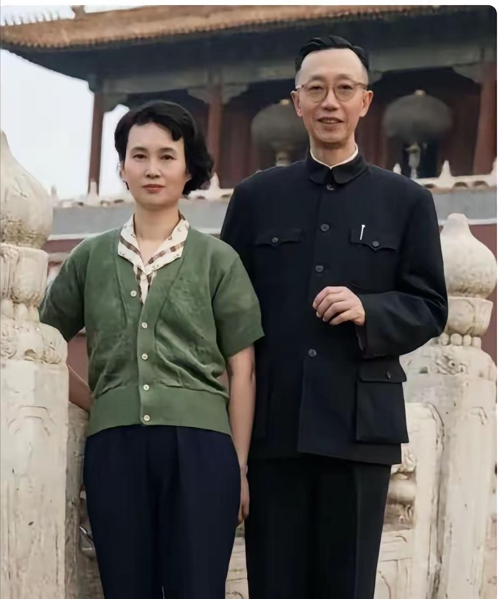 这是56岁的末代皇帝溥仪和妻子在故宫汉白玉台前的真实合影，都看看吧，这可不是演员