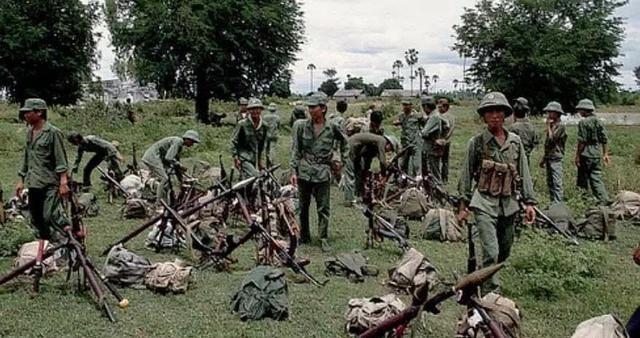 1984年，战士李陶雄中枪牺牲，然而就在安葬途中，尸体竟然两次掉落，这瞬间让护士