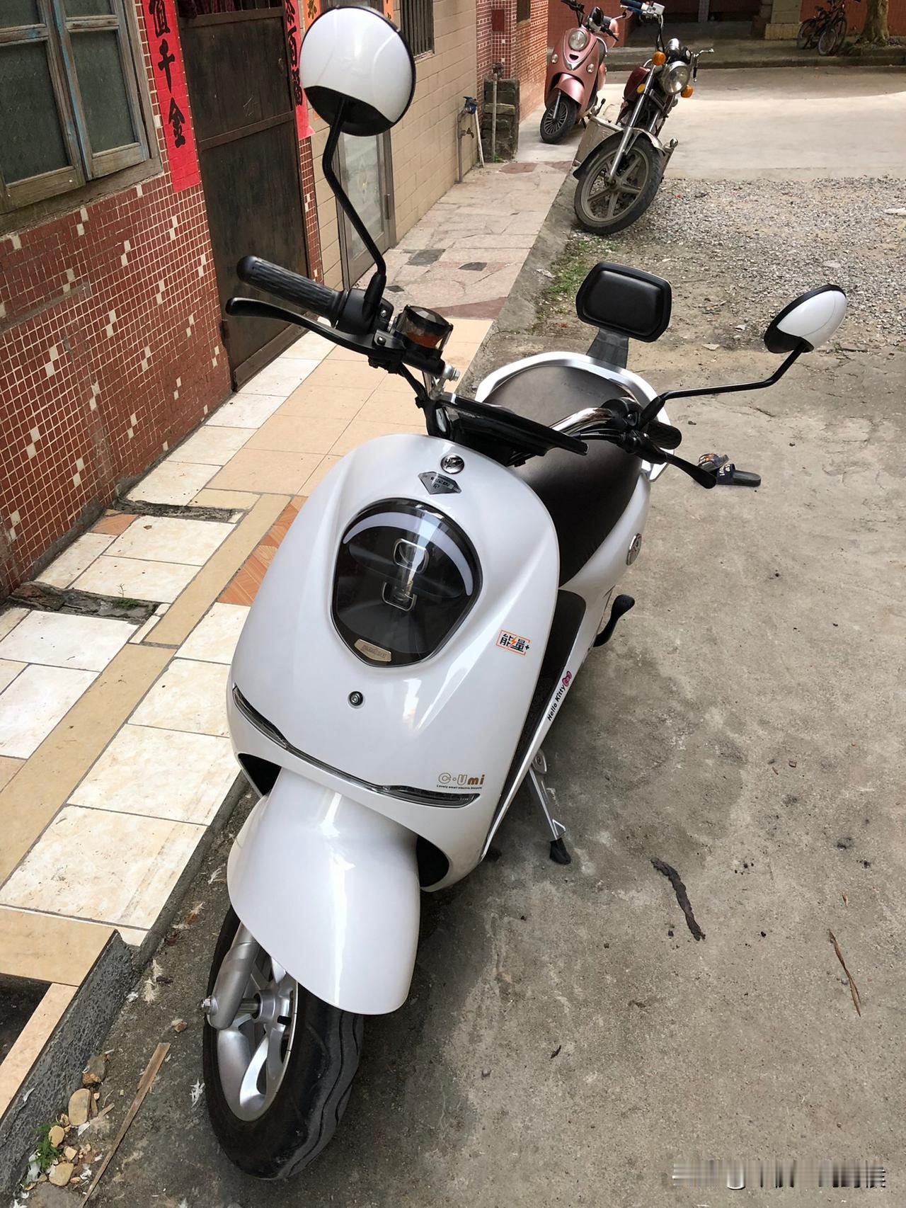 冒着雨，去见网友。她问我：你快到了吗？我说：还有500米。她问：你开的什么