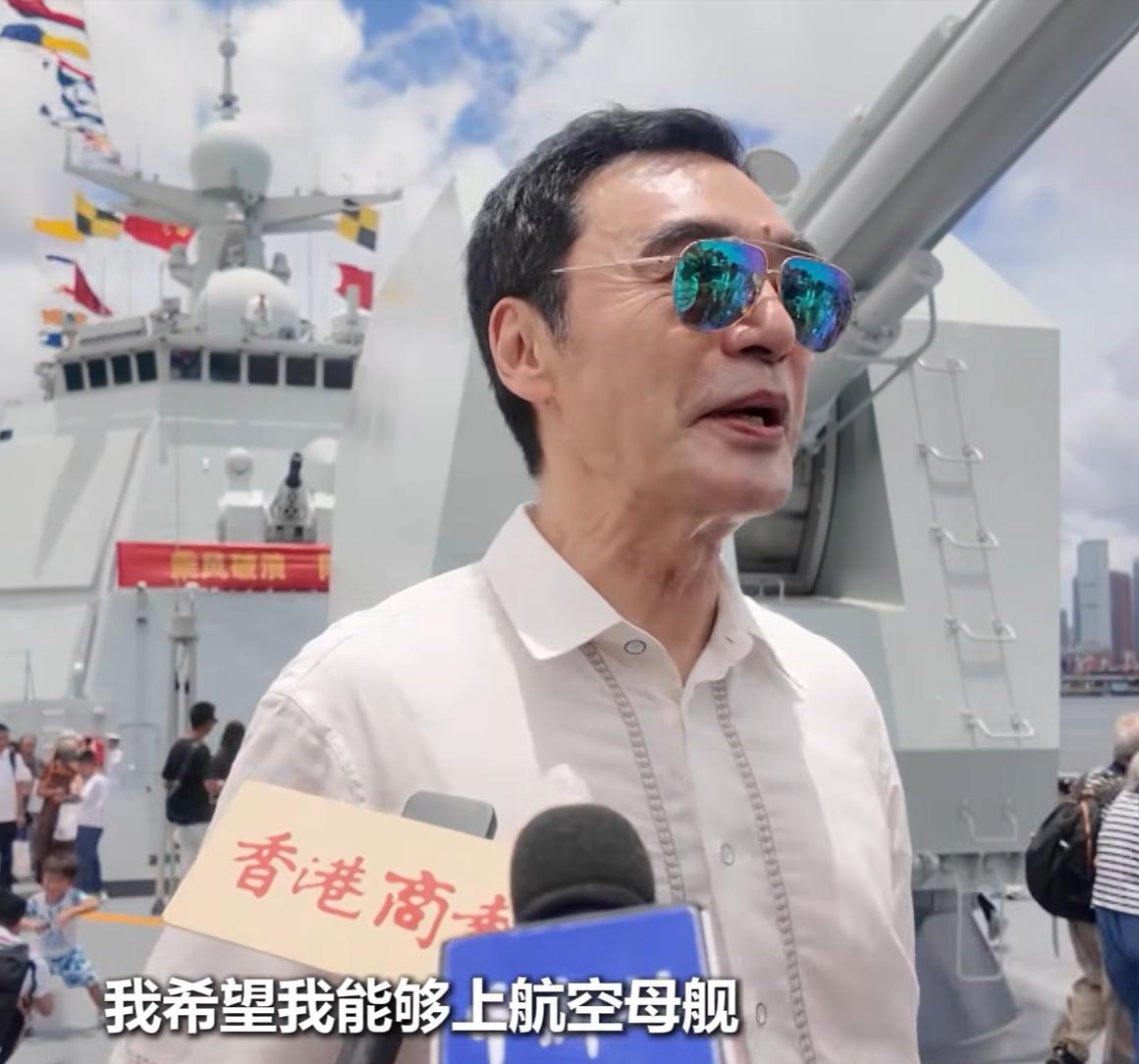 海军士兵：明年我们的军舰还会来。钟镇涛：预约一份，我明年还要来。海军士兵
