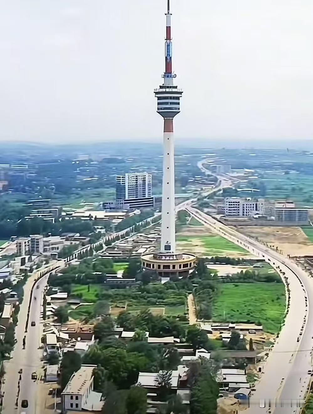 上世纪90年代初的长安南路陕西电视塔，电视塔1987年建成高度245米，