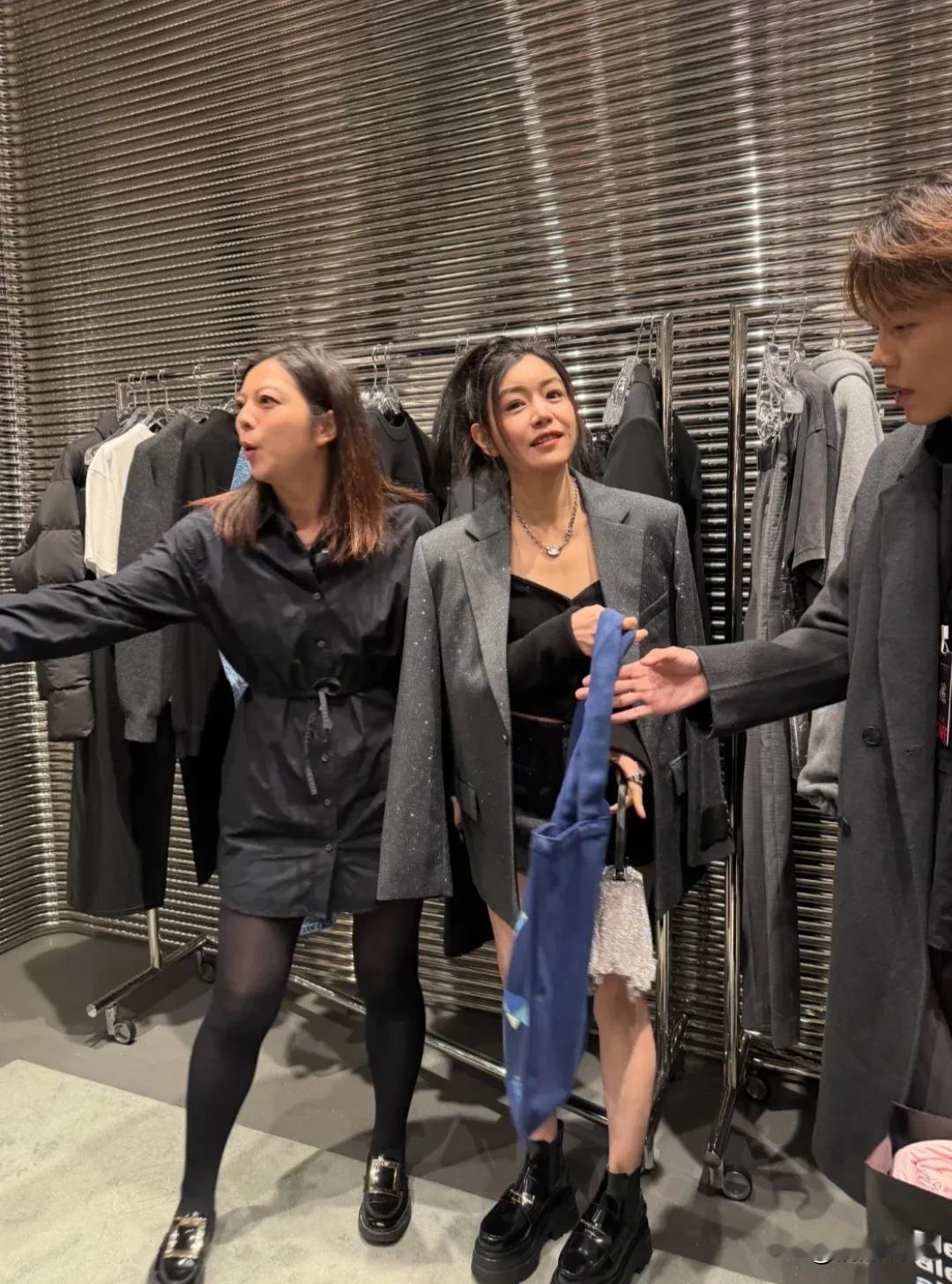 陈妍希离婚后真的是放飞了了哈，穿衣打扮完全不一样了！42岁的陈妍希现身宁波出席