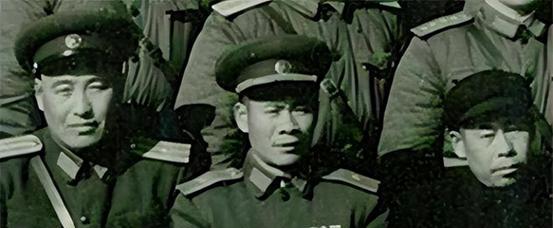 他担任省军区副司令几年，因待遇问题要退休，后改任大军区副司令“1975年2月的