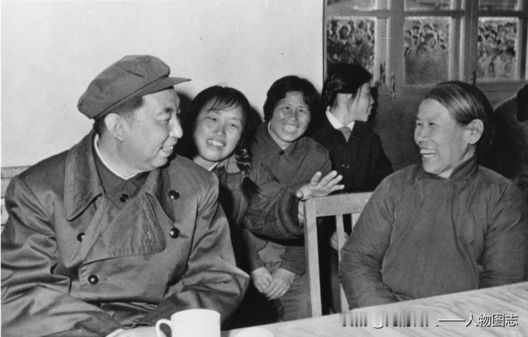 1977年4月18日，华国锋同大庆会战初期带领四名家属，五把铁锹闹革命的薛桂芳亲