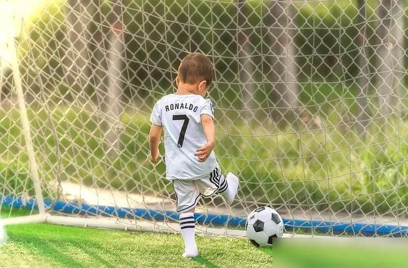 老爸是C罗也没用！皇马教练组关上门，直接告诉他爹：你儿子技术，还不够格。你别