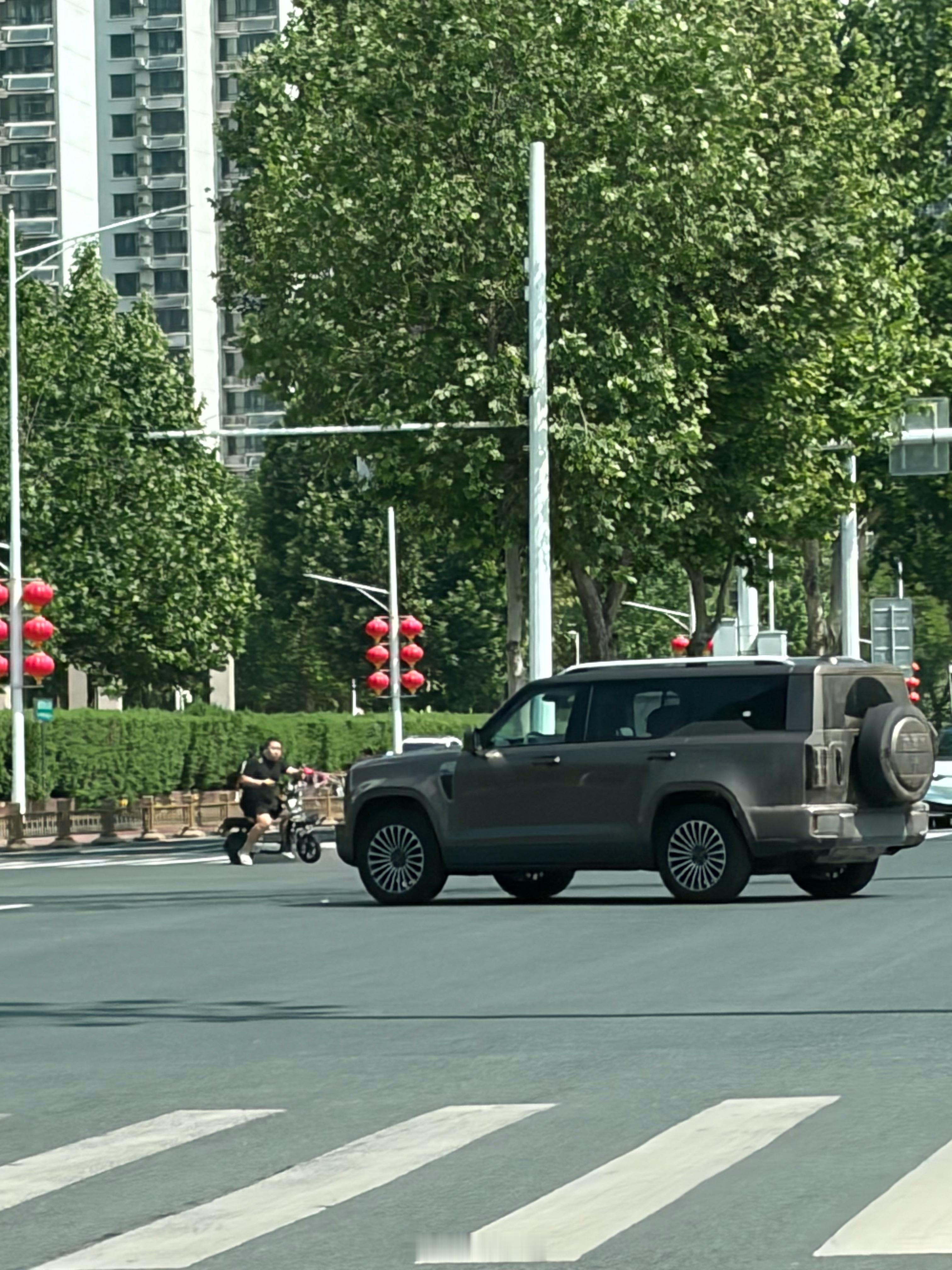 保定的街上，哈弗旗舰H10已经无伪装测试了，实车真的大，感觉应该是V9X级别的！