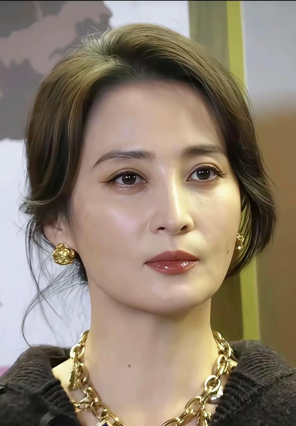 不管是五官还是颜值，吴越都没有蒋勤勤高，不如她好看。可她从不靠颜值，却很惹人