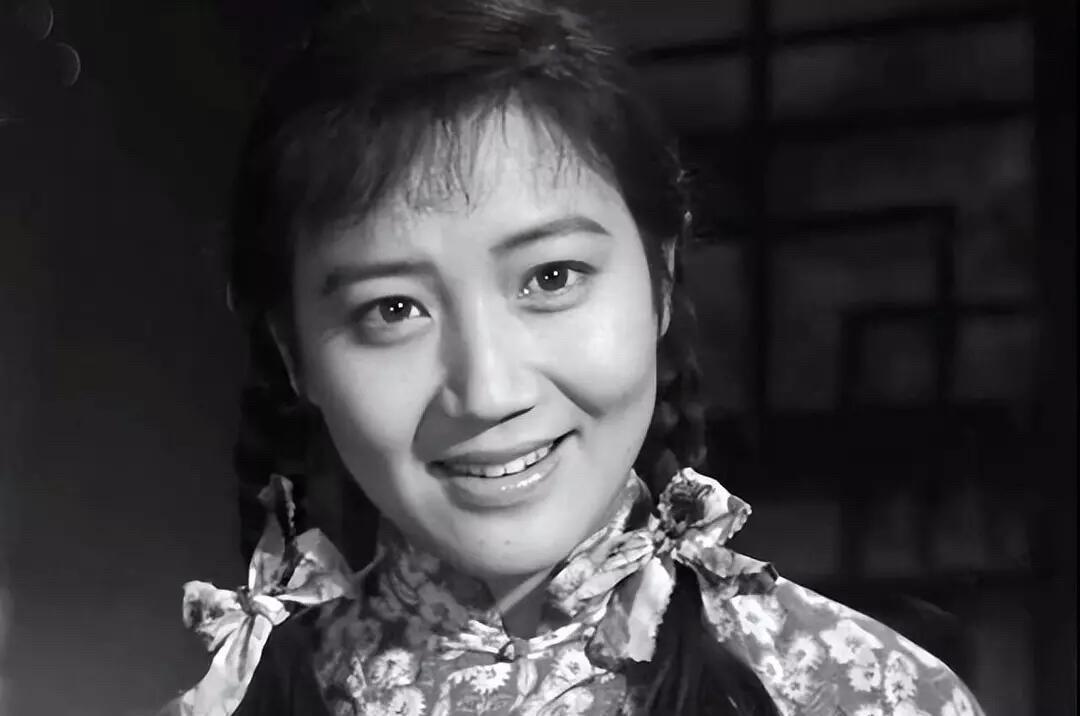 这样的美女演员才是真正意义上的纯天然美女，左边的是五六十年代的美人李长乐，是老一