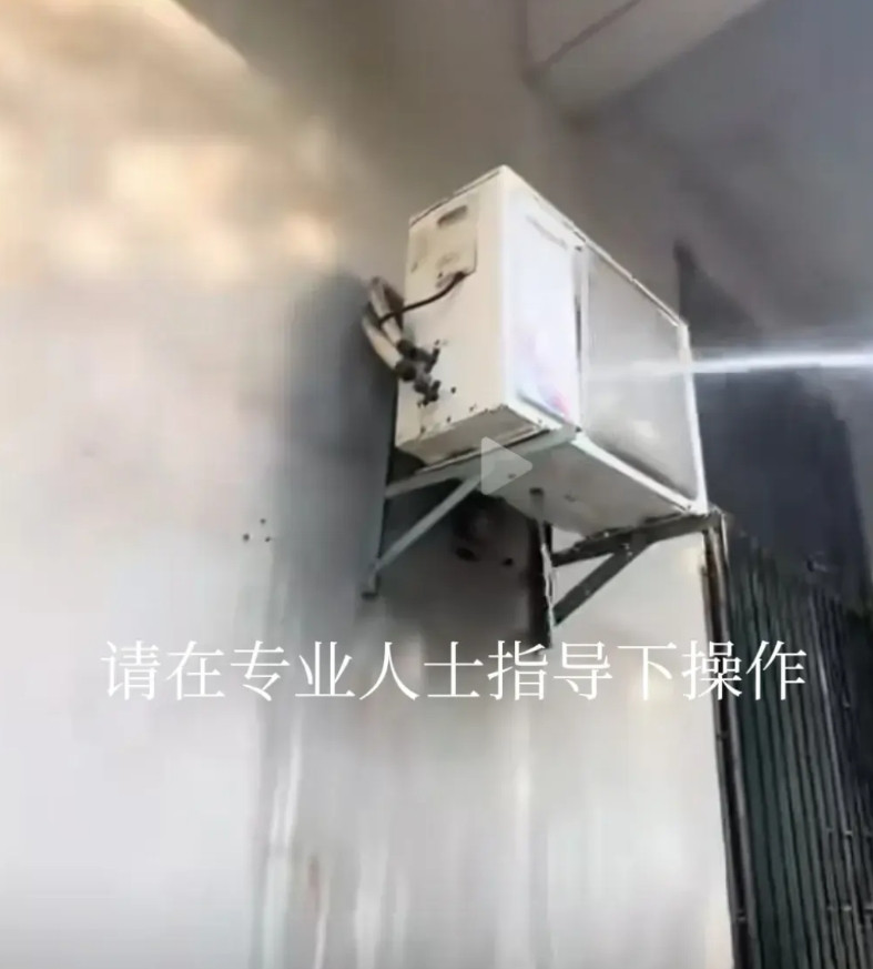 家里的空调制冷慢，我以为是没有氟利昂了，就打电话让老表来加氟利昂，老表带着各种工