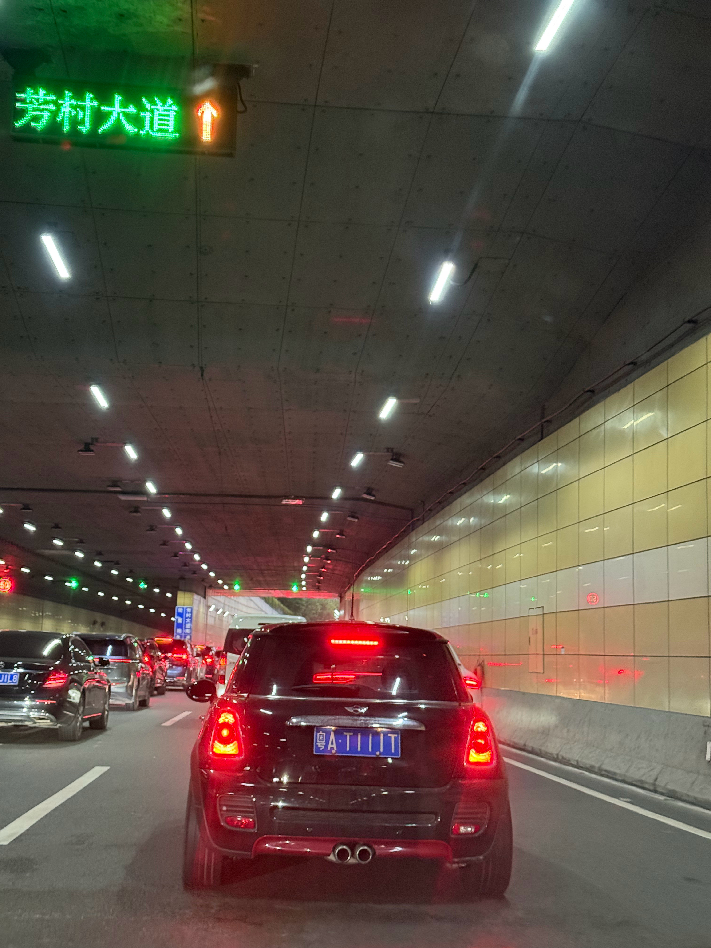 车牌真帅！不过挂在另一个车型可能更搭[滑稽笑][滑稽笑]​​​
