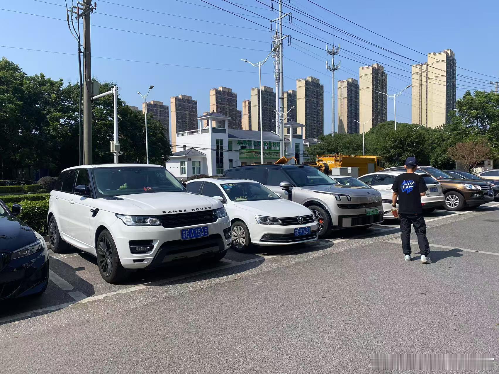 领克900和路虎放在一起，气势完全不输[滑稽笑]​​​
