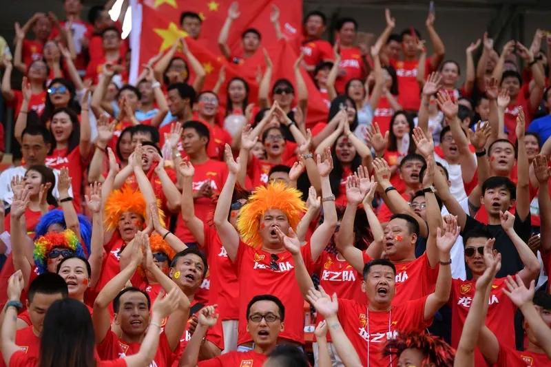 国足0-1印度尼西亚，无缘世界杯入场券国足负于印尼，球迷应何去何从在这场世界