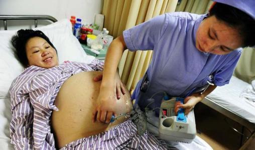 43岁高龄产妇怀孕7月剖腹产, 医生打开肚子却发现”金灿灿一片“!