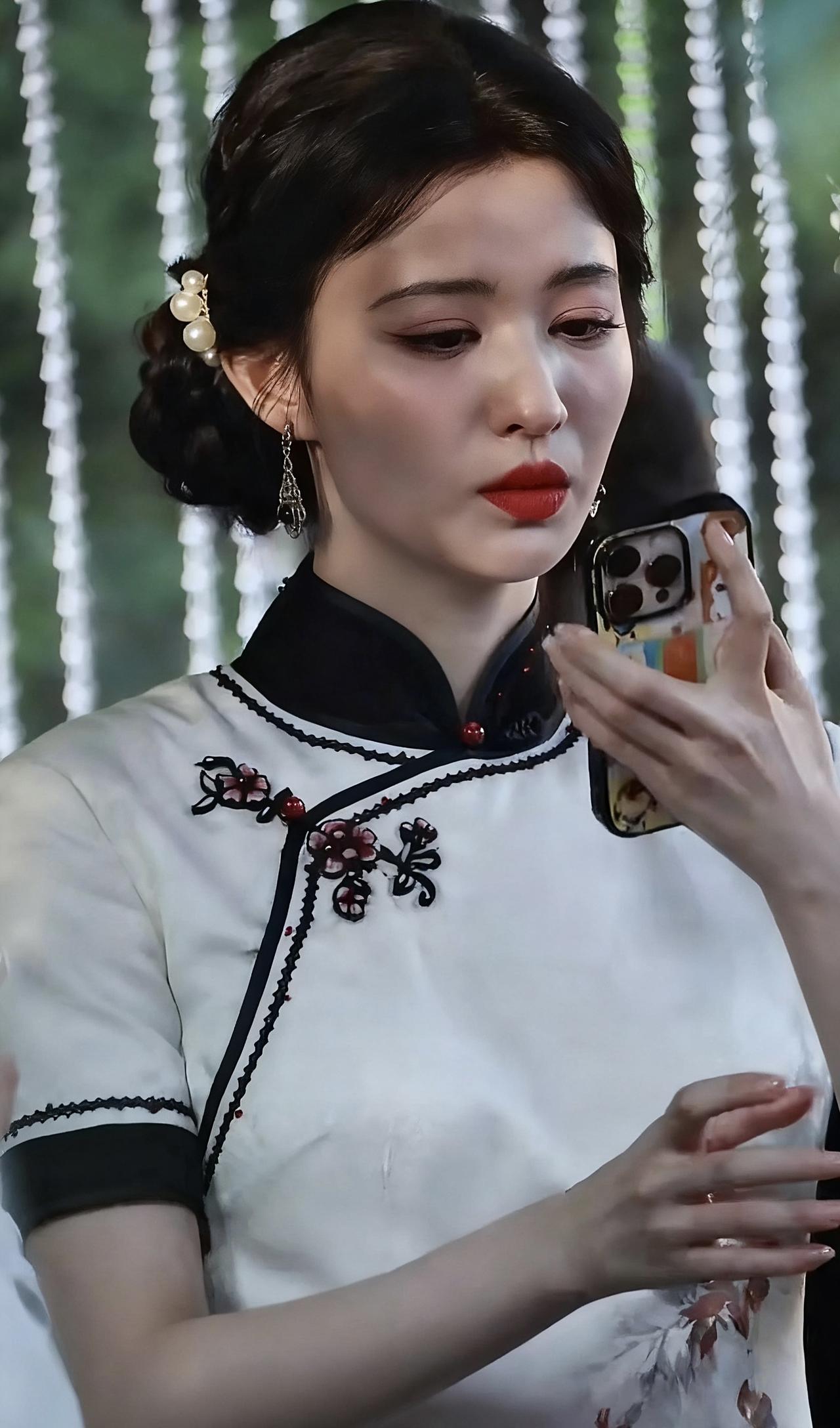 王楚然好奇怪有时候出来能美人家一大跳有时候又挺显老的生图的脸还有点沟沟