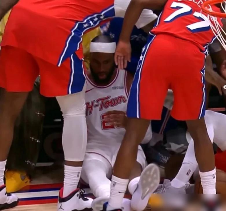 火箭八连胜的代价，是最后一块防守拼图也碎了。奥科吉倒地那一刻，整个替补席都站