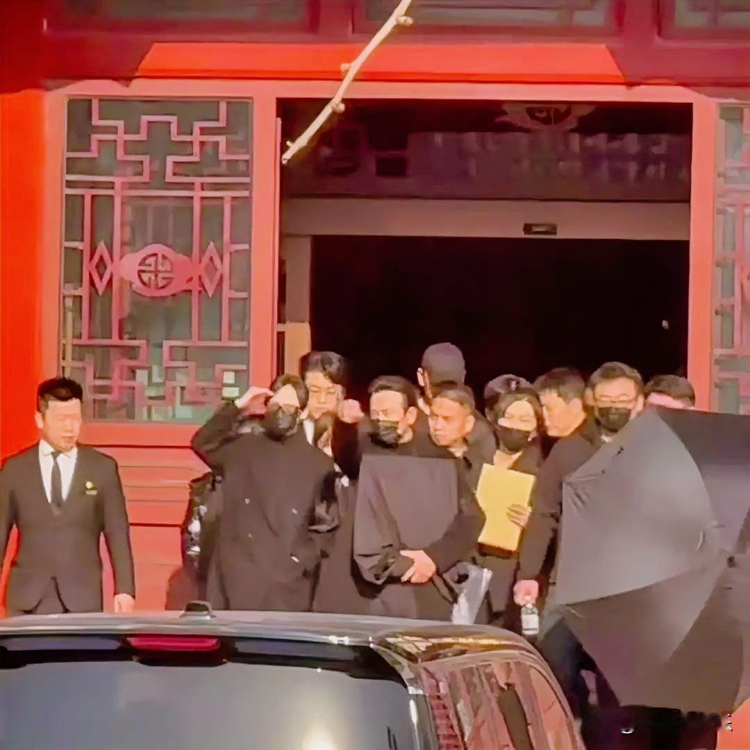 唐嫣现身追悼会我没觉得奇怪唐嫣和罗晋到底离没离婚我也不好奇让我感到不理解