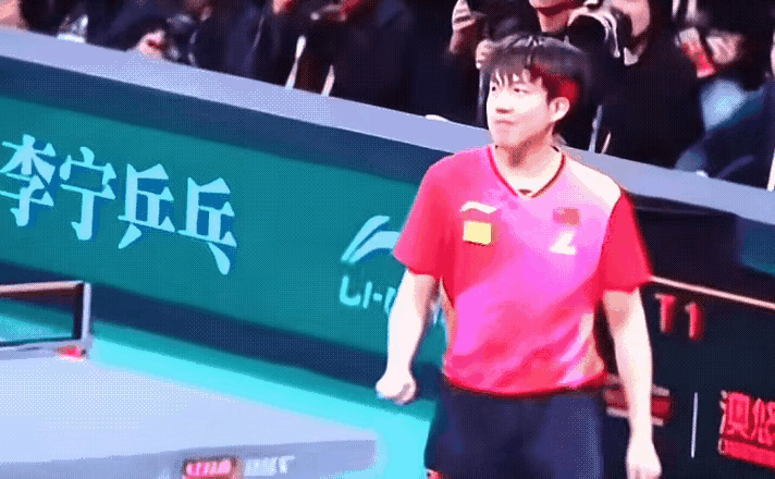 头哥心里美美的笑着丢分的球莎莎不要，就是告诉她哥扔掉，800个心眼子不白长。