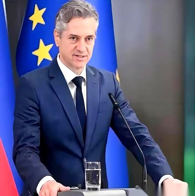 我跟你说，比利时首相那番话，听着真像那么回事儿。他说，人人都想挤进我们欧盟，没