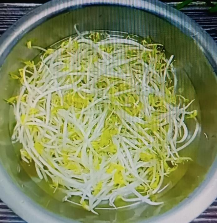 最近听说糖尿病患者常吃豆芽会有五种变化，这让豆芽又火了一把。豆芽富含膳食纤维，能