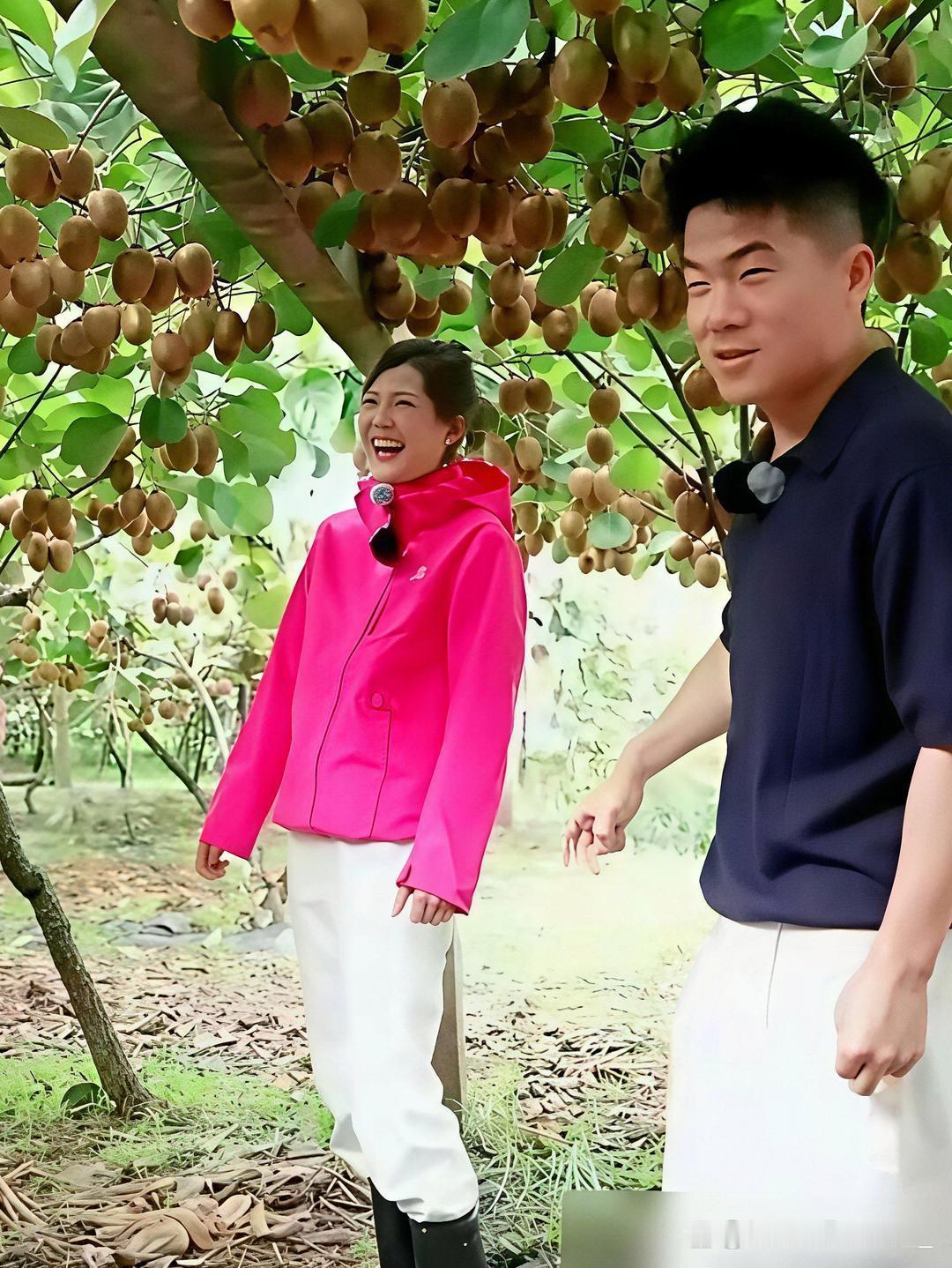 5小时，8000万。董宇辉在眉县猕猴桃地里，蹲着啃了一口刚摘的果子。然后他说了句