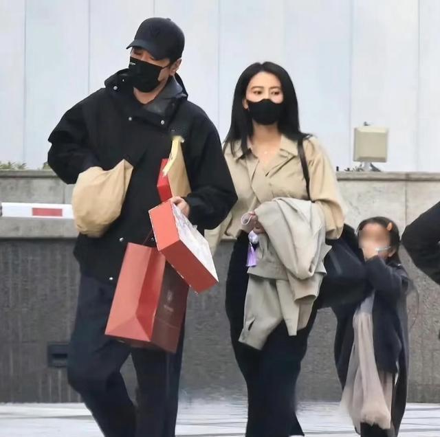 高圆圆与赵又廷现身上海迪士尼，被网友偶遇拍下背影照。两人牵手同行、姿态自然，没有