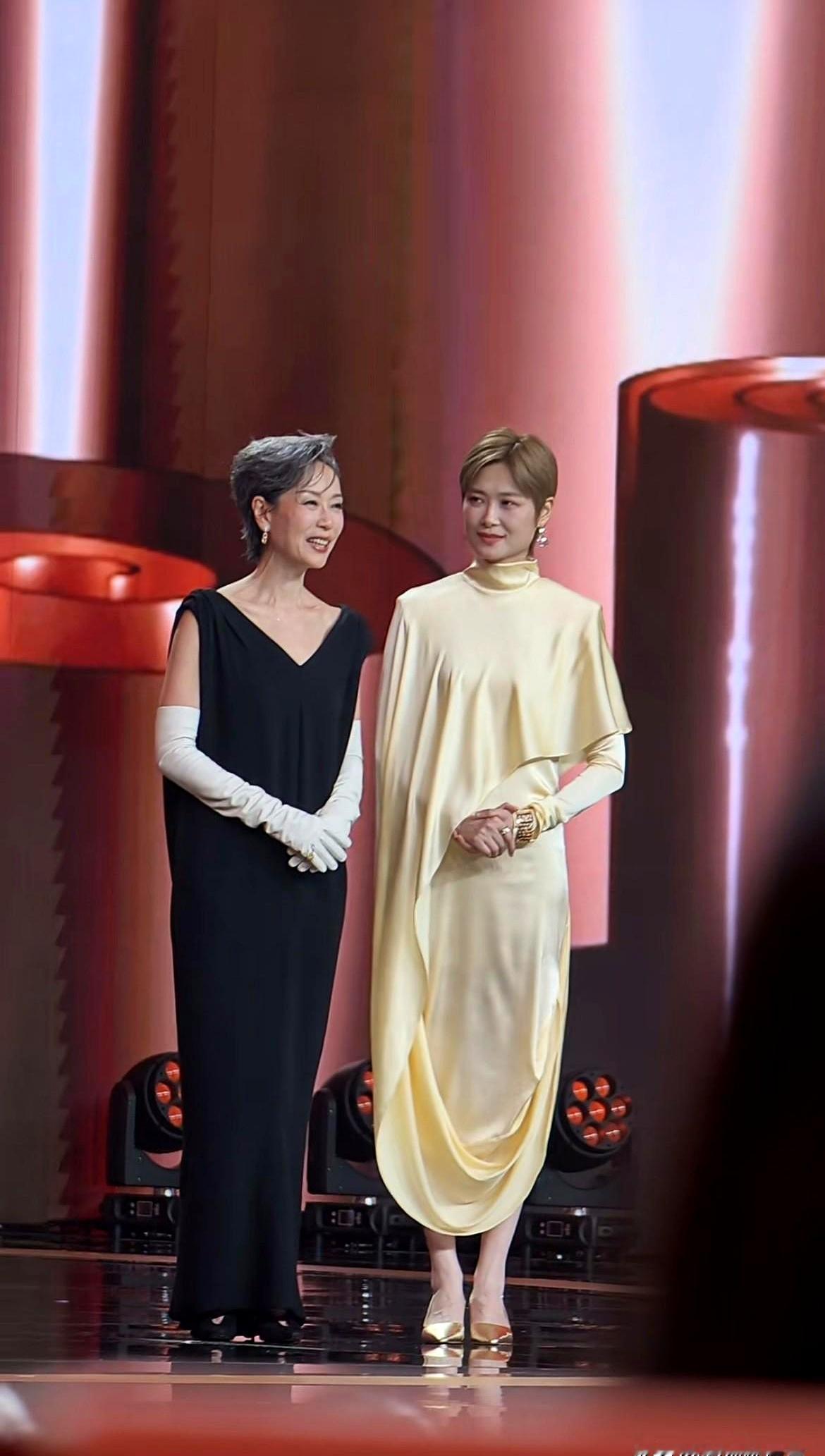 北京电影节这波同框，真的绝了！叶童和李宇春站一块儿，全网都在喊“太像了！