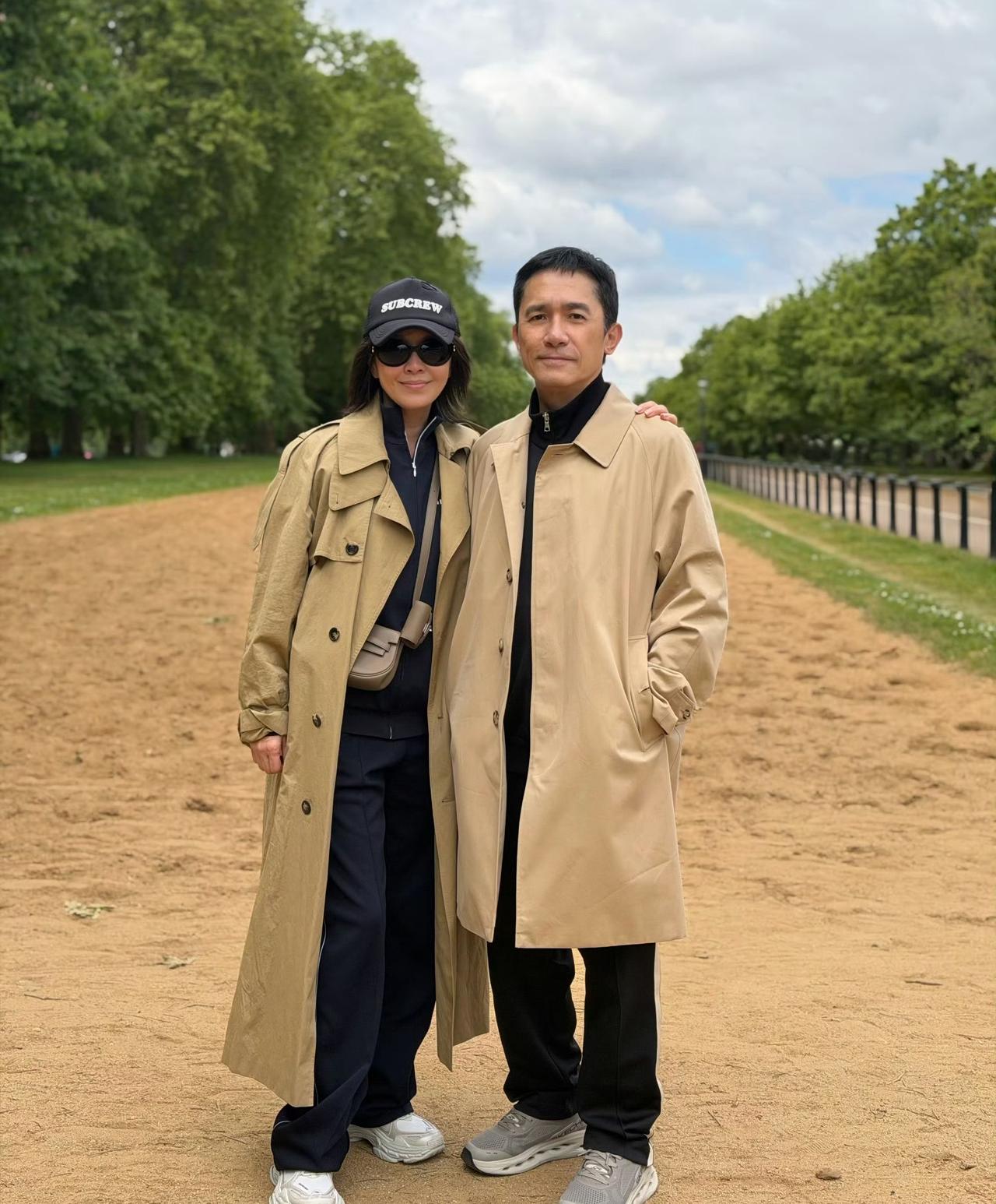 刘嘉玲梁朝伟真会玩，从法国玩到英国伦敦去……在英国伦敦，刘嘉玲梁朝伟夫妇穿着情侣