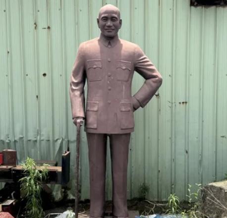 赖清德当局一边大拆蒋介石铜像；一边却砸下4000万新台币公款，给两个没几个人认识