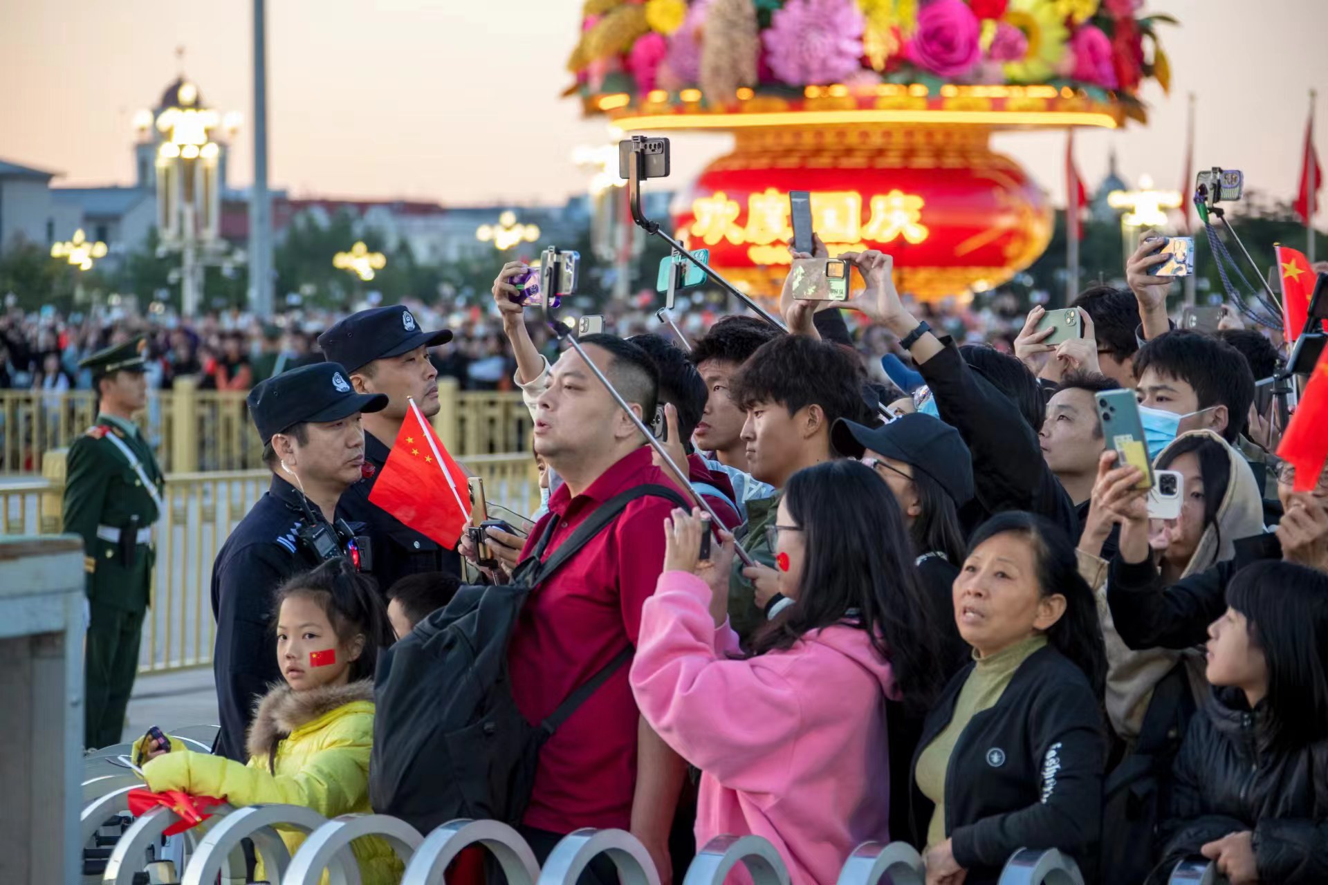 北京警方: 十一天安门广场升旗仪式圆满完成