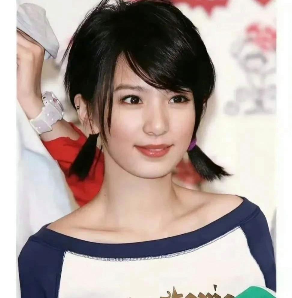 1.童瑶已经正式和壹心娱乐解约，离开公司。她在壹心娱乐的这五年里，没有产出任何