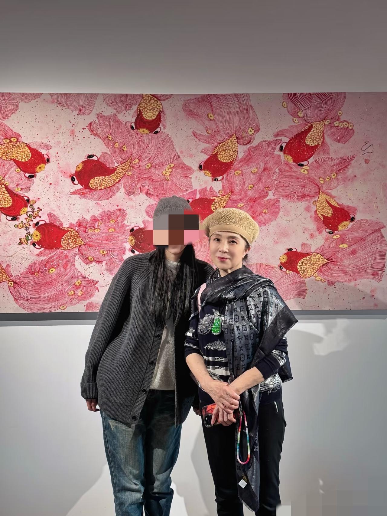 范丞丞妈妈张传美71岁，竟然这么时尚年轻!近日，范丞丞的妈妈张传美参加朋友的