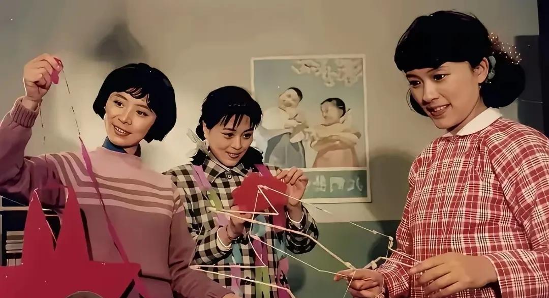 1992年的电视剧《风雨丽人》，宋春丽、陈肖依、迟蓬都参演了。如今，宋春丽、迟蓬