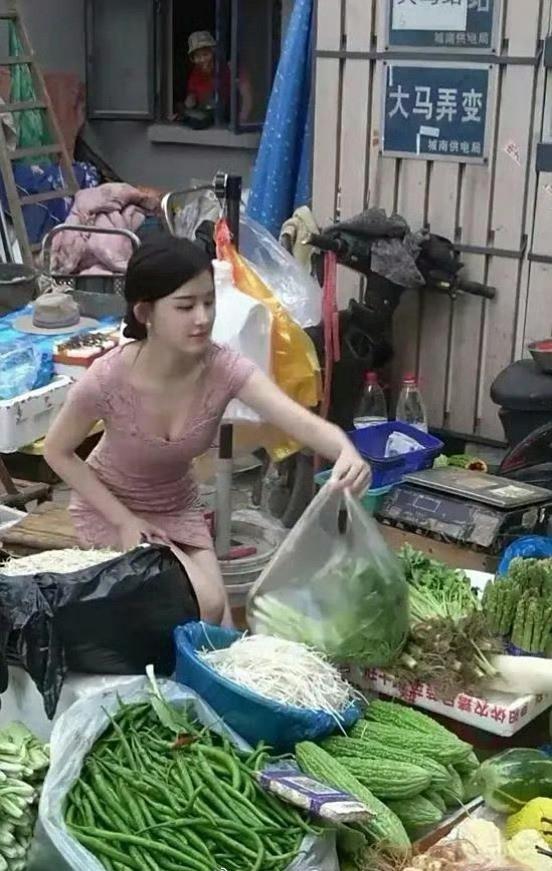 如果她是你女朋友，你愿意陪她卖菜吗？.