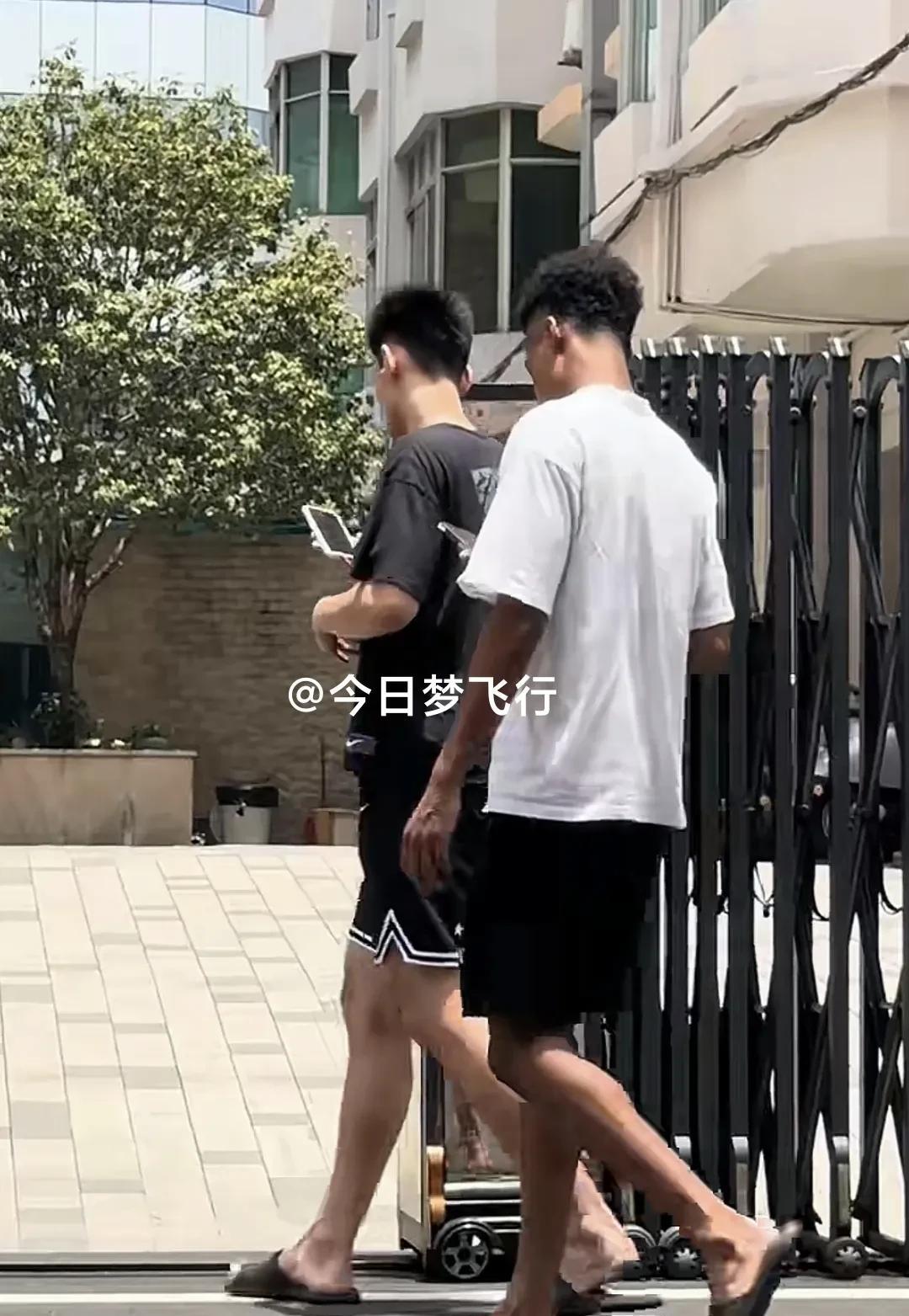 广东队的彰华非和王洪泽！彰华非和王洪泽下训回到宏远俱乐部，这两位仁兄还没有配上