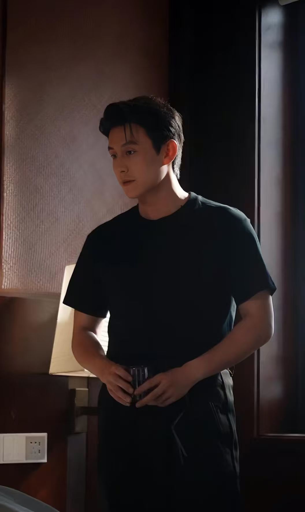 刘萧旭别从手机里看我了一句“我就在你面前”瞬间引爆红毯！刘萧旭这波“口嫌体正