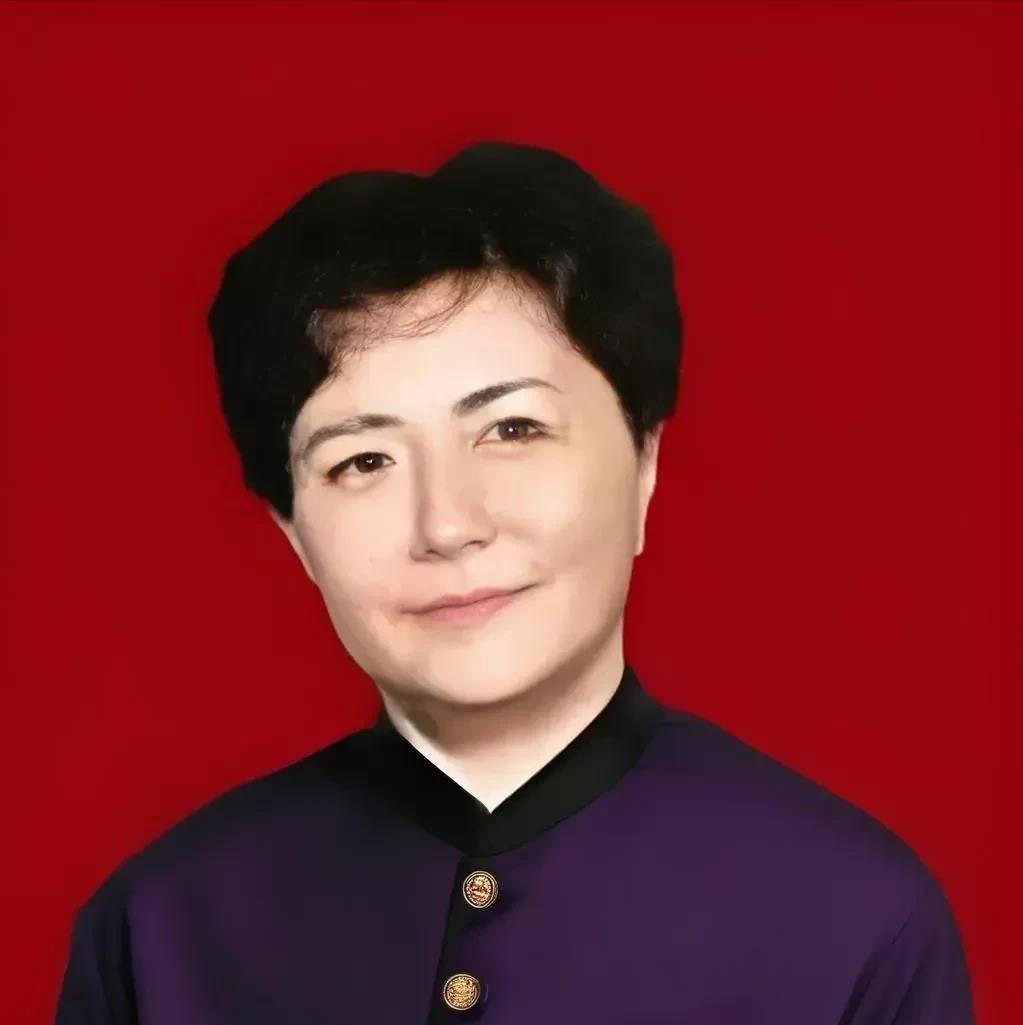 在娱乐圈这个名利场，宋萤萤这个名字才是真正的“王炸”！宋丹丹当年和英达闹离婚，