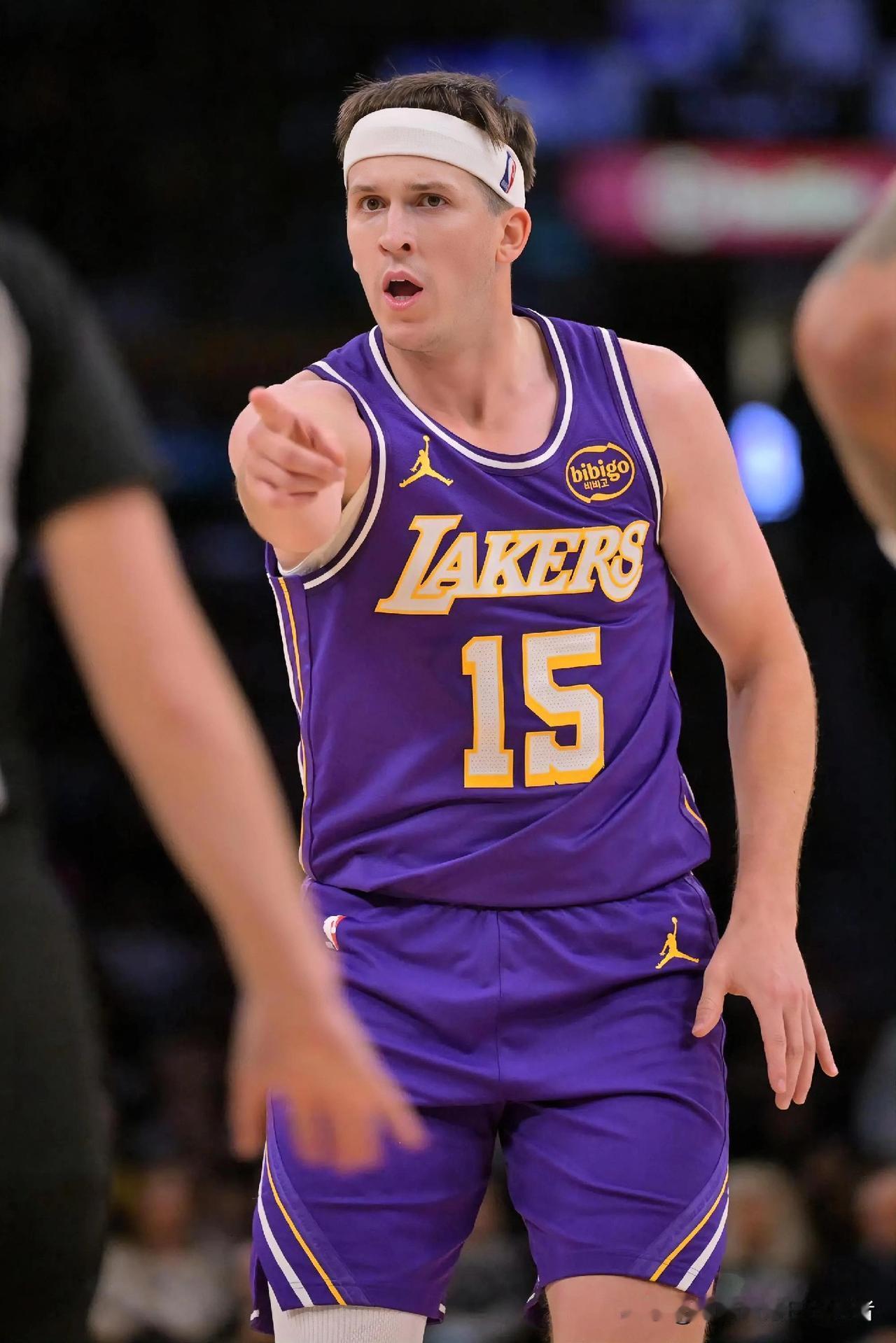 湖人二当家里夫斯伤愈复出的2场比赛表现！！！对阵篮网：替补上场上场21分钟，6