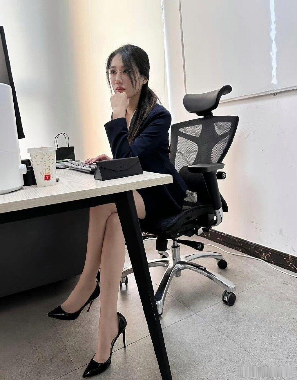新招的秘书能打几分​​​