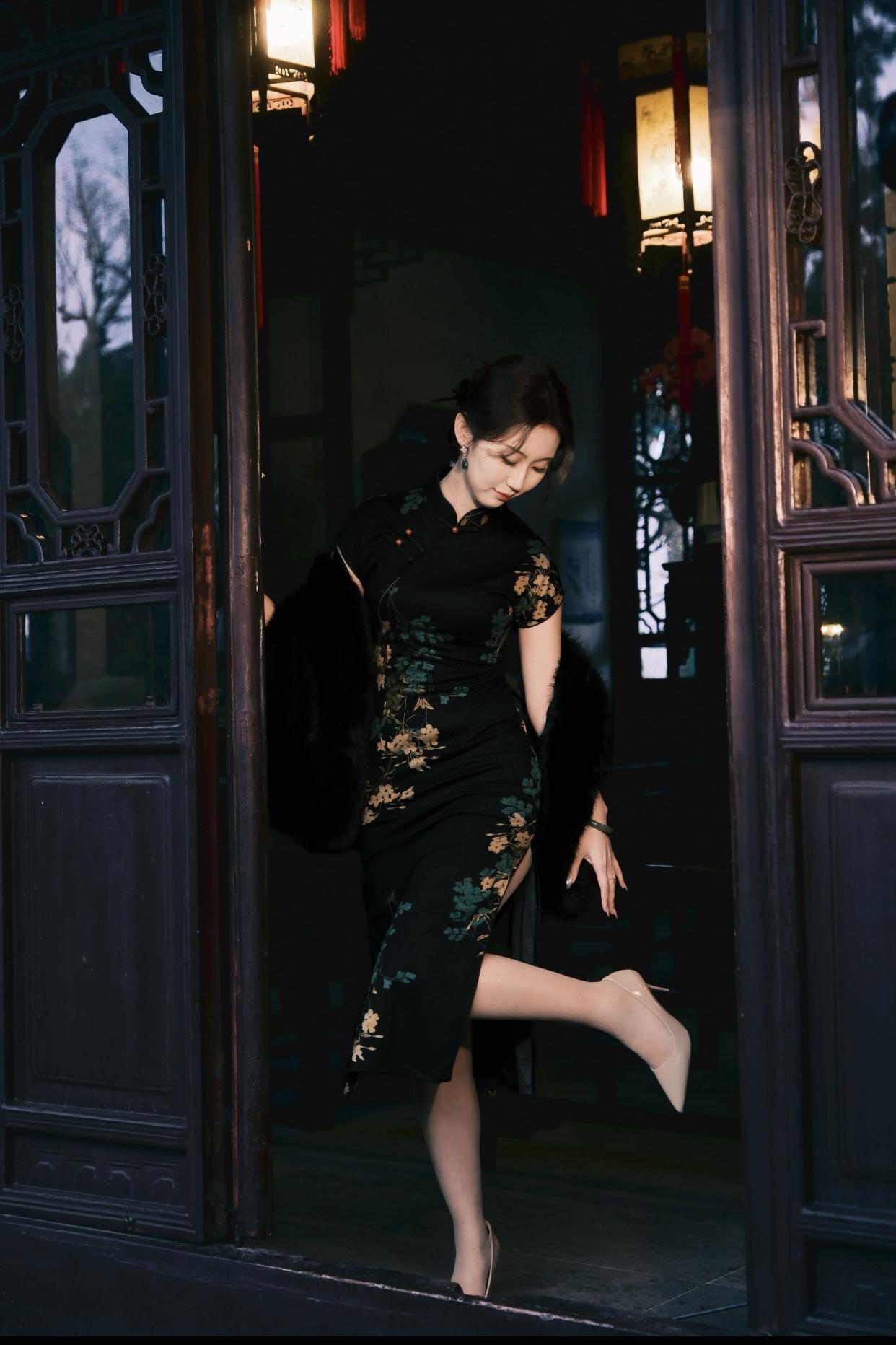 如何穿搭才能展现气质和高贵?古典与现代的碰撞，黑裙与红灯笼的交融，东方韵味的优雅